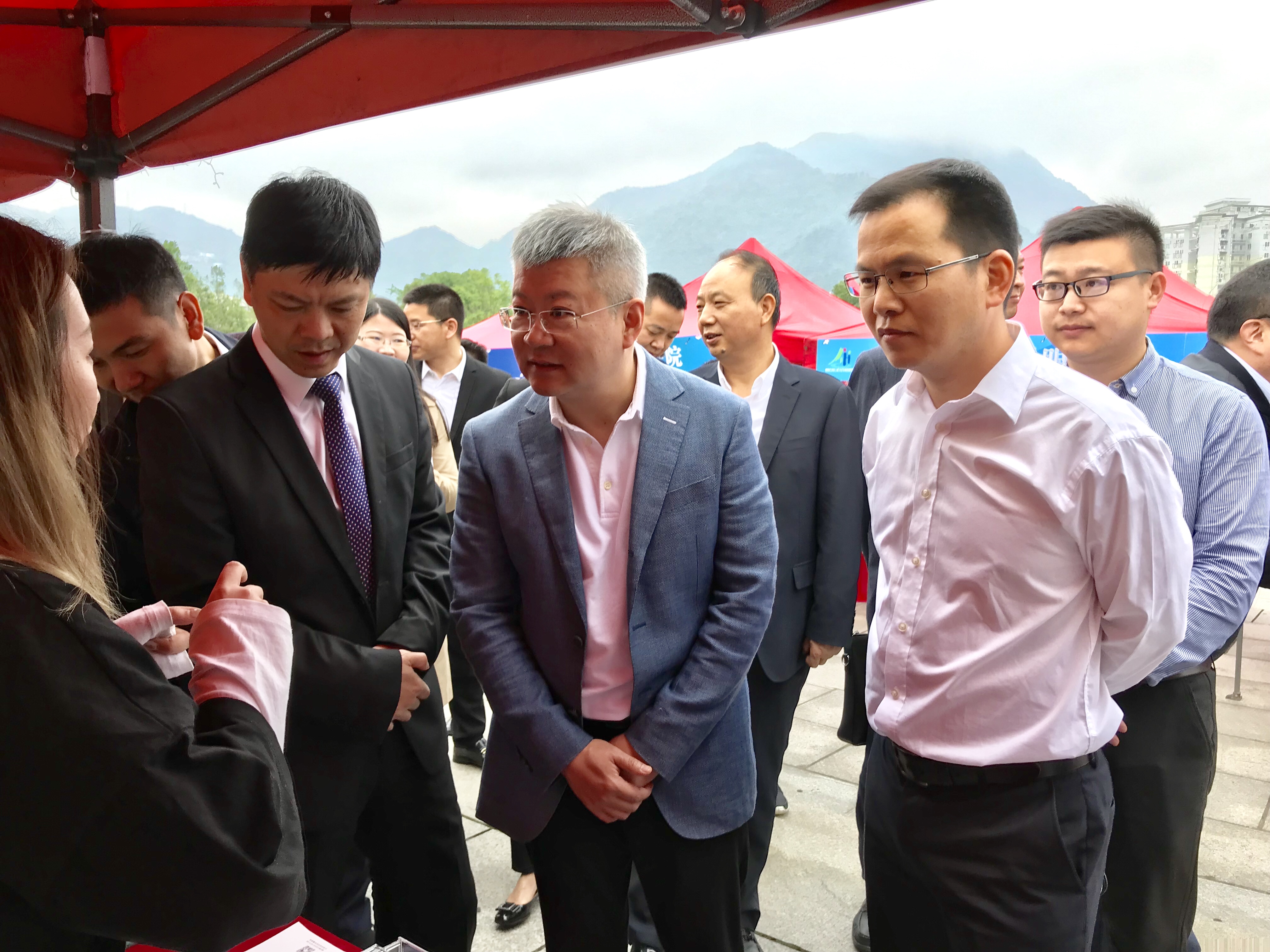 汪馳副市長一行參觀我校Ag銀藝創(chuàng)創(chuàng)業(yè)團(tuán)隊.jpg