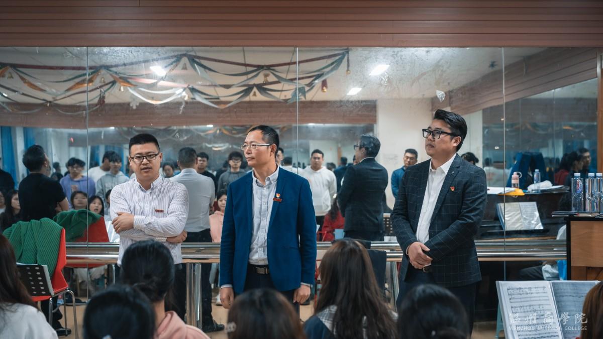 校長助理胡江慰問動員參賽師生.jpg