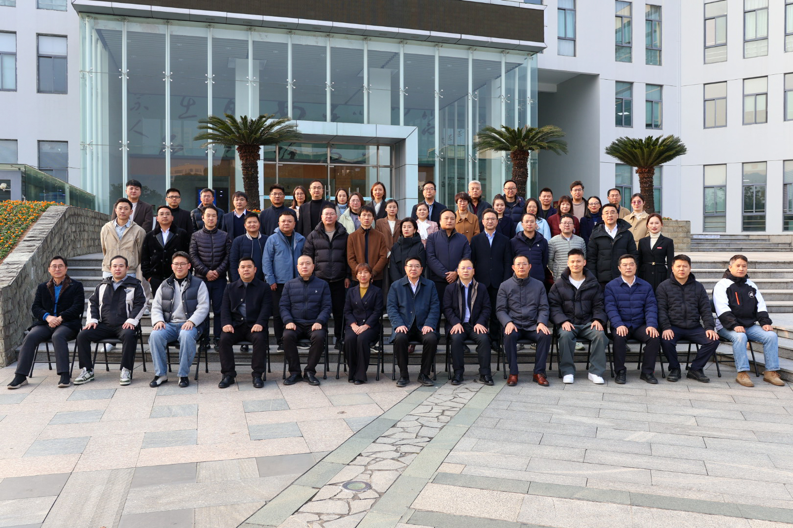 20241214校友企業(yè)家懇談會(huì) 合照5 夏雨生攝.jpg
