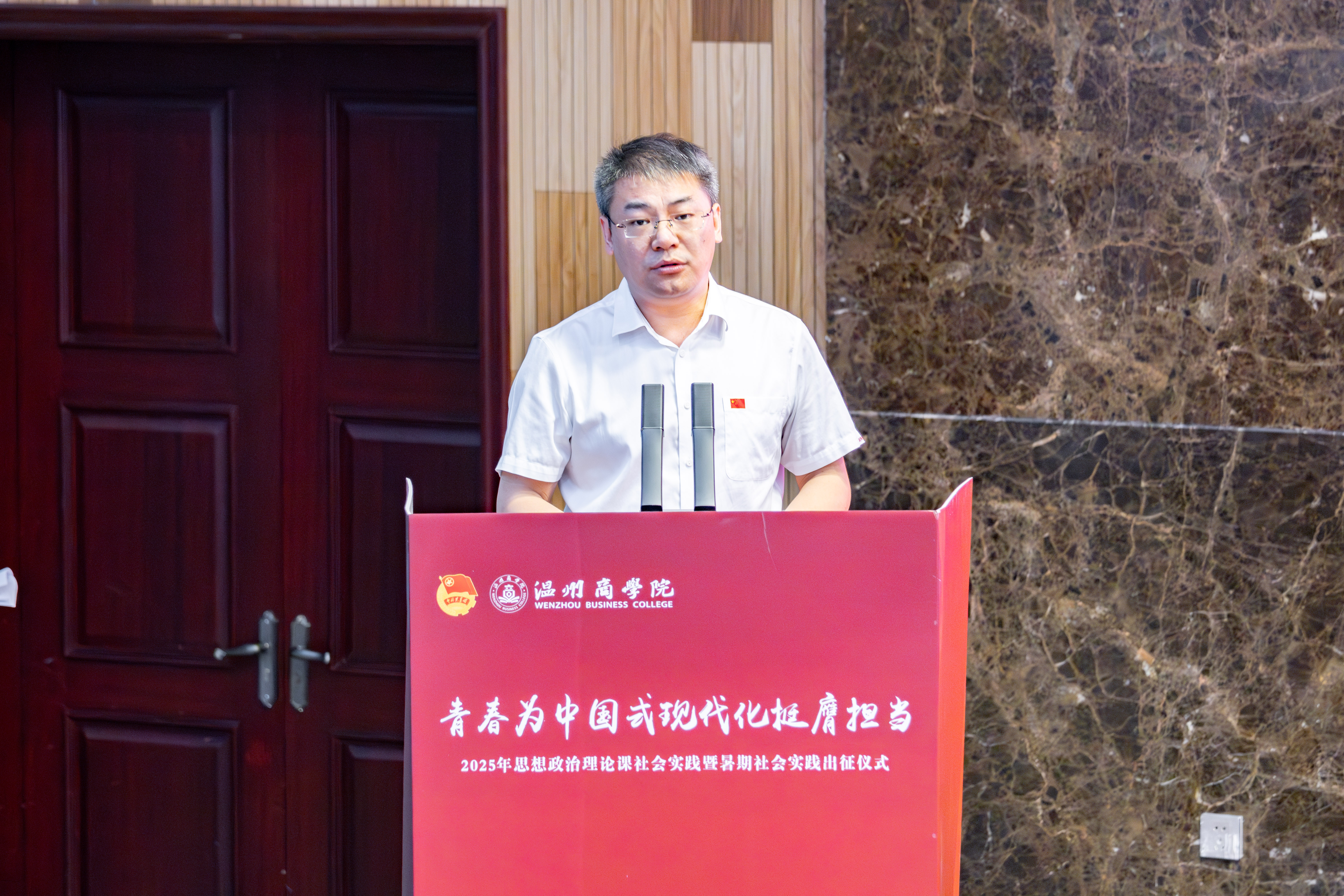 黨委委員、校長助理 謝世民宣布出征特寫.jpg